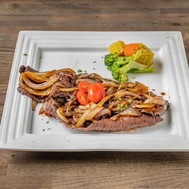 Bistec Encebollado.